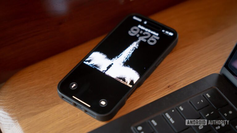 Wallpaper Wednesday: More great phone wallpapers for all to share (February 18)