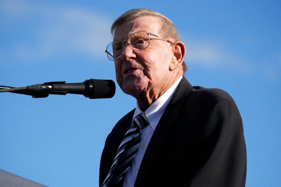 Legendary football coach Lou Holtz dies at 89