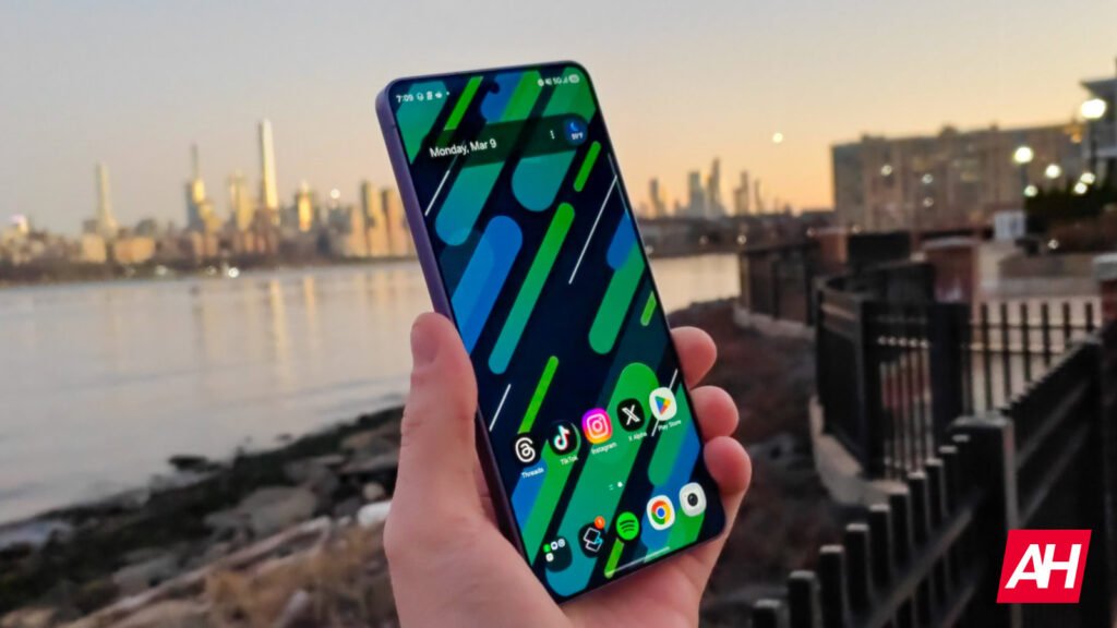 Samsung Is Ditching Its Own Displays for Cheaper Chinese Panels on These Galaxy Phones