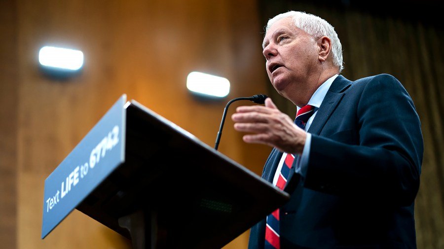 Graham says 'no reason' to invade Iran, but Trump should 'take' Kharg Island