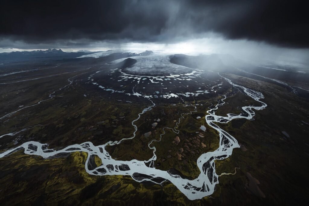 Dani Guindo’s Dramatic Aerial Photos Reveal the Ghostly Outline of an Icelandic Glacier