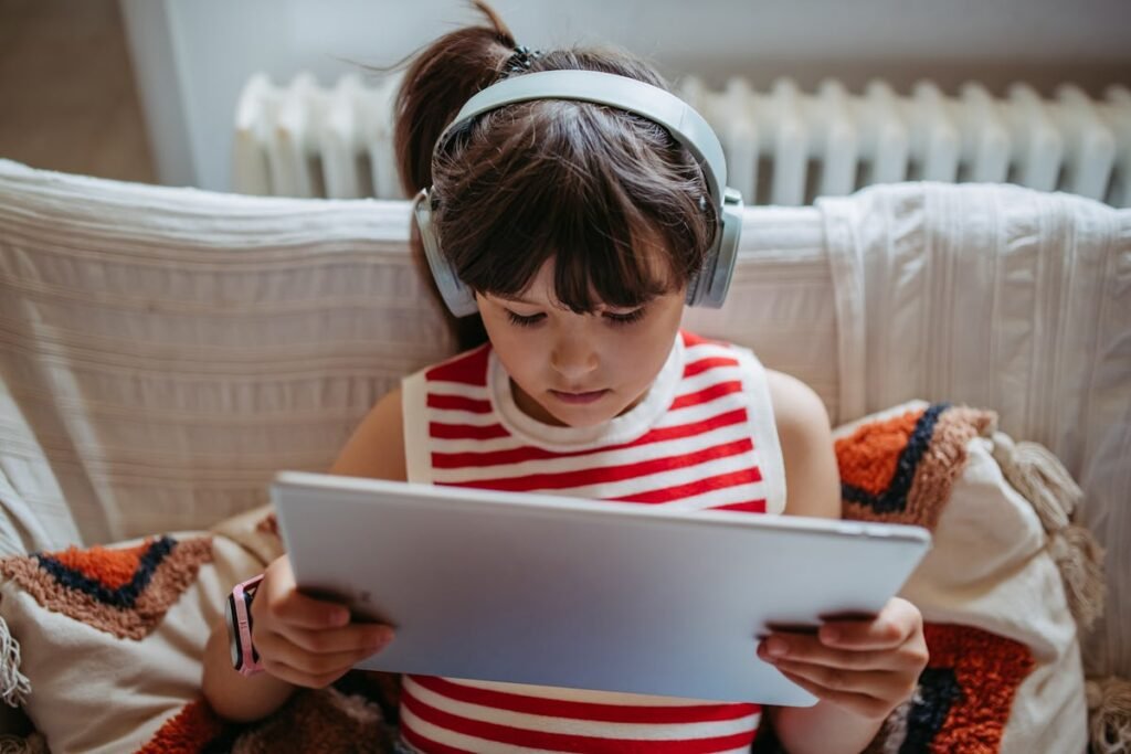 What Apps To Put On Your Kid's First Tablet, According To Parents