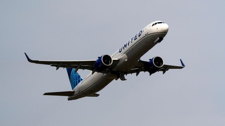 Airline threatens to remove, ban passengers who don't use headphones