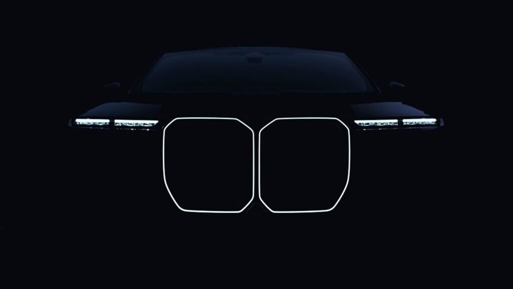 BMW Reminds The World That The New 7 Series Grille Is Huge