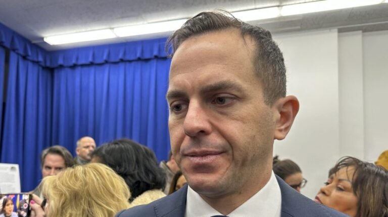 House Democrat on new Trump ballroom push: 'No one gives a s---'