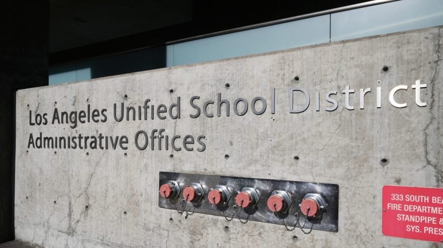 Los Angeles schools strike last-minute deal, avoiding shutdown