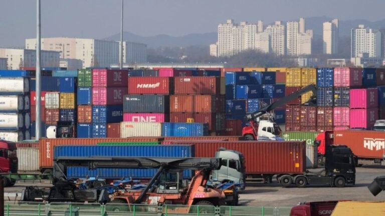 Which businesses qualify for tariff refunds, and how do you apply?