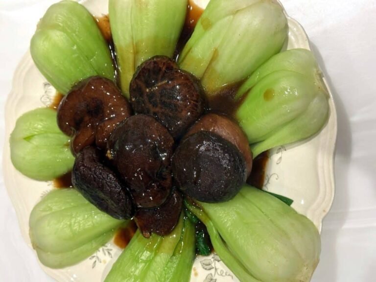 Braised shitake mushrooms with pak choy 香菇菜心