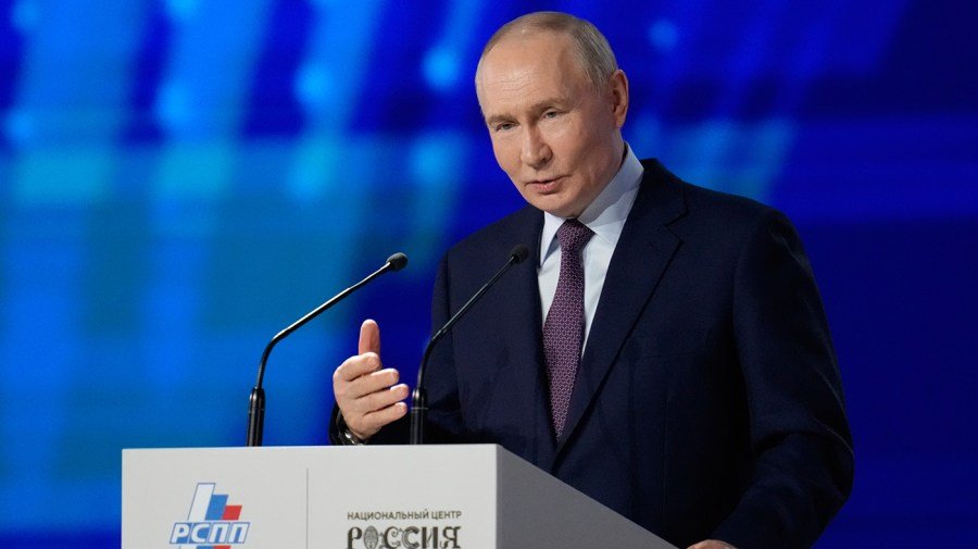 Putin meets Iran’s top diplomat, commits to deep ties