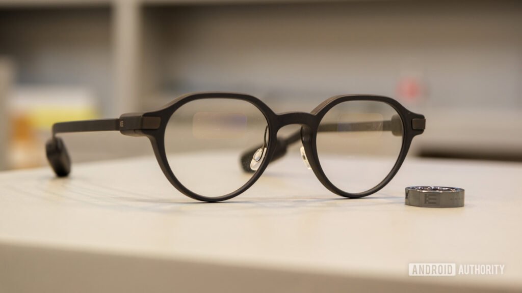 These smart glasses now let you read ebooks and play chess at the eye-level