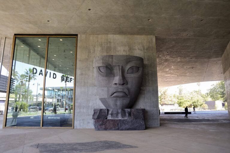 Mexican Cultural Workers Denounce Pedro Reyes Sculpture at LACMA