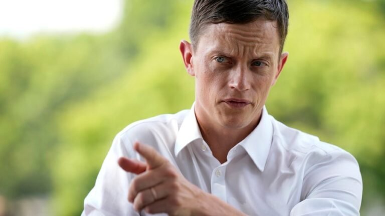 Democrats gain ground in Iowa governor’s race