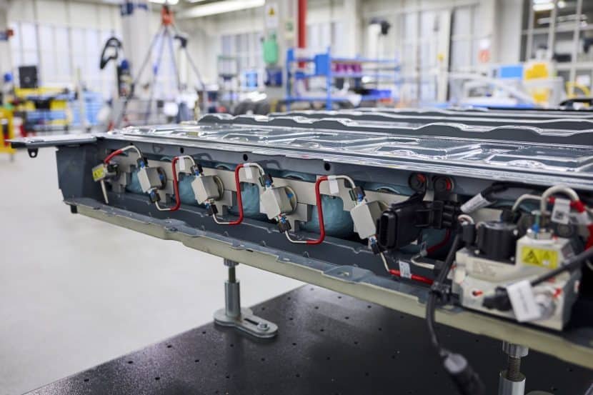 BMW iX5 Hydrogen Gets New Flat Tank System, Range Up to 750 km