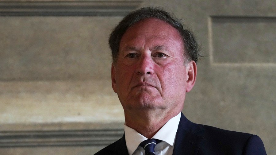 Alito pauses abortion pill restrictions for 1 week