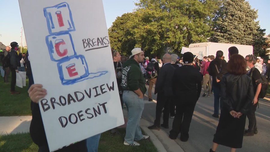 Charges dropped against 4 who protested at ICE processing center near Chicago