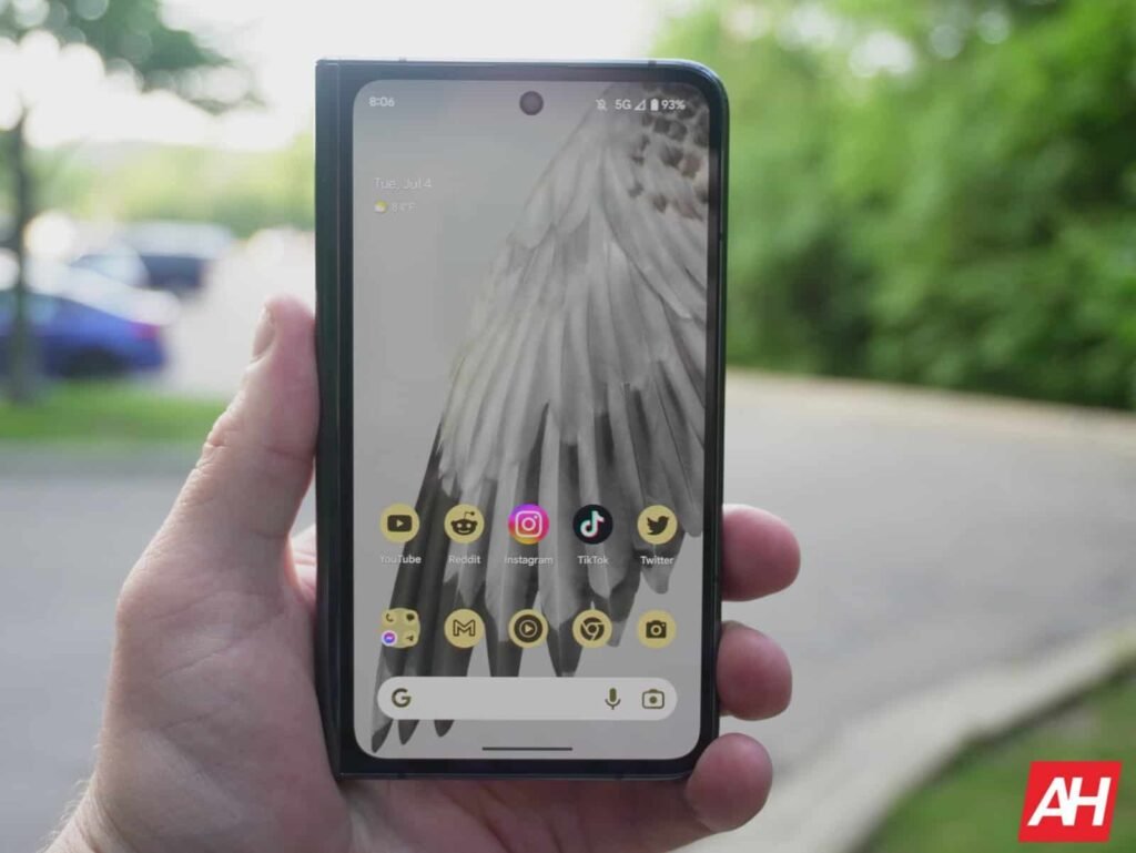 First-Gen Pixel Fold Owners Are Dealing With a Brutal Black Screen Bug