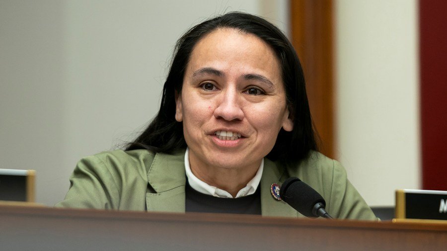 Bipartisan lawmakers push for ICE training on recognizing tribal IDs following stops of Native Americans
