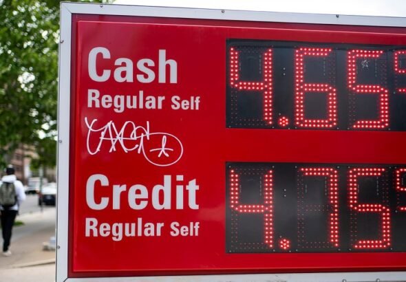 Despite high gas prices, drivers aren't expected to hit the brakes on Memorial Day travel
