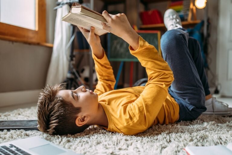 A Mom Asked Reddit How To Get Their Kid To Like Reading & Got So Many Good Tips