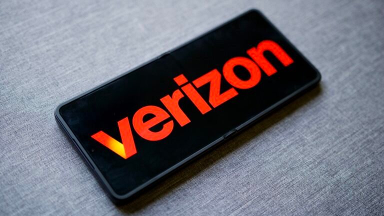 Is Verizon down for you? You’re not alone