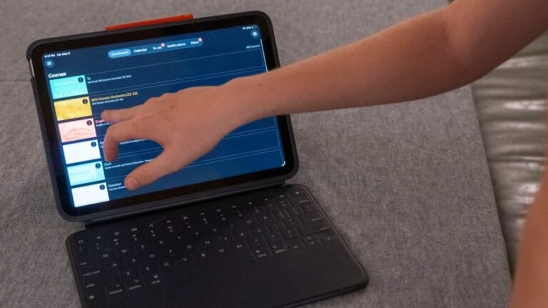Technology in schools disconnects kids from teachers, parent says