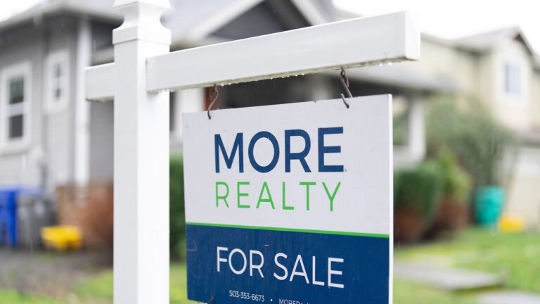 Long-term mortgage rate hits 6.52%, just below its high this year