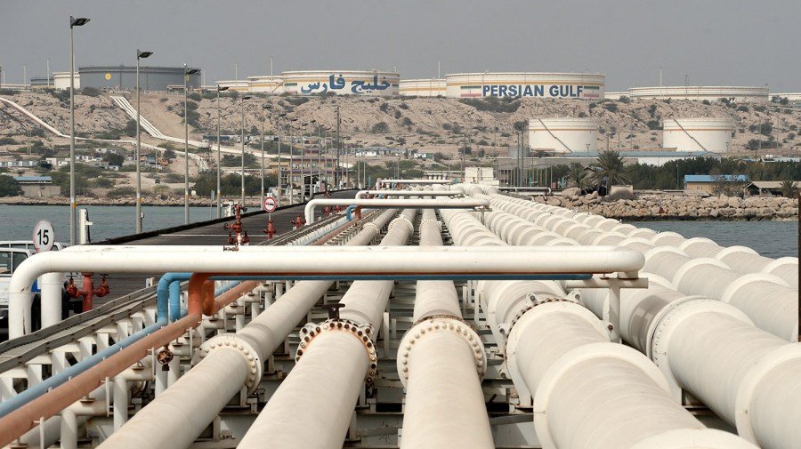 Trump's deal lifts oil sanctions on Iran, angering hawks