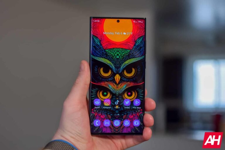 Galaxy S23 Owners Are Reporting Pink Display Lines After the One UI 8.5 Update