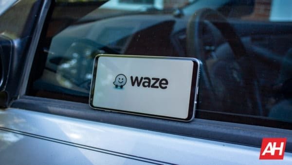 Waze Finally Starts Displaying Traffic Lights Along Your Route, But There's a Catch