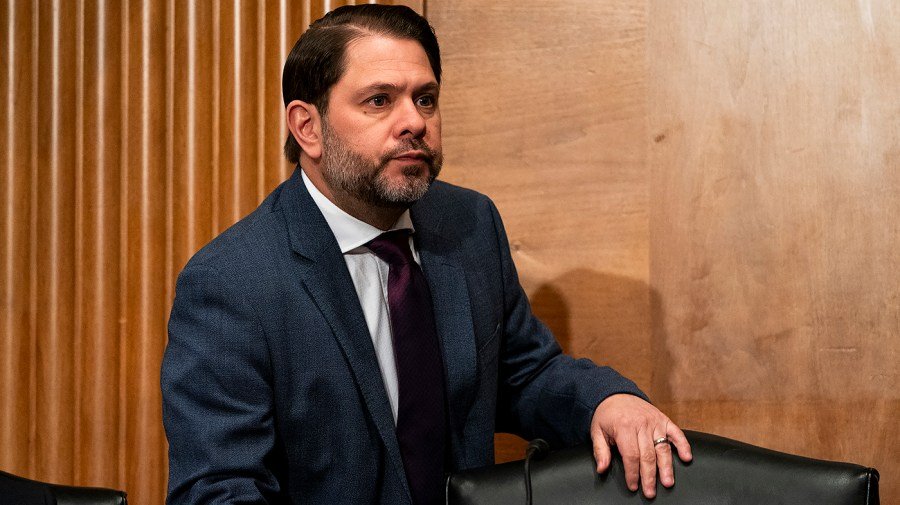 Gallego kicks off effort to repeal Trump green card policy