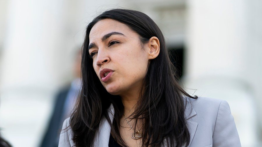 Ocasio-Cortez: Trump administration turned Reflecting Pool 'into a swamp'