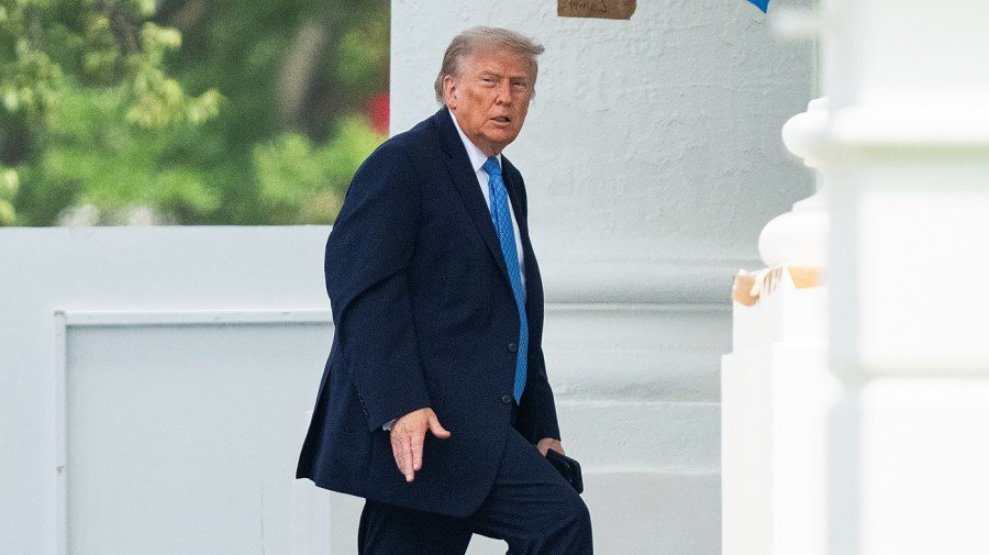 Trump launches midterm offensive against Democrats over 'communism'