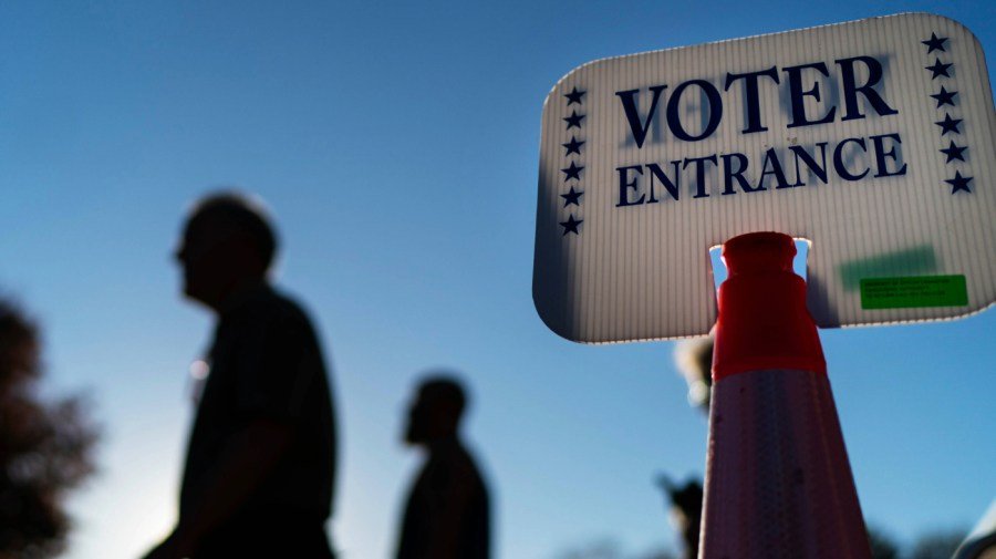 Democrats hold 10-point lead over GOP on congressional ballot: Poll 
