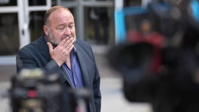 Alex Jones calls for immediate Trump impeachment