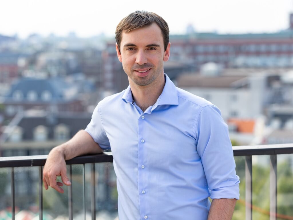 A top Booking.com exec shares his go-to AI prompt
