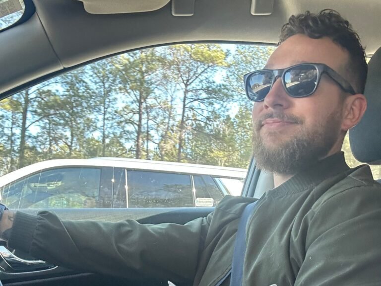 A financially independent millennial breaks down 4 ways to bring in cash, and shares the easiest type of hustle to start with
