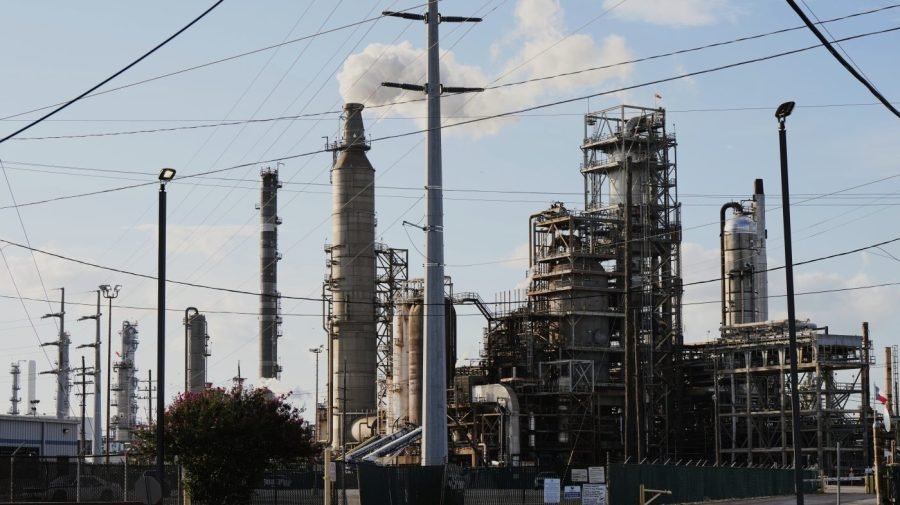 White House looks to reopen refineries