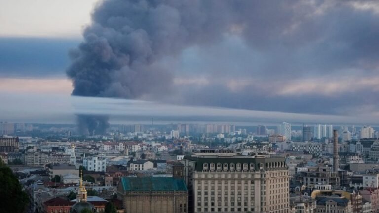 Russia launches major attack on Kyiv after Zelensky warning
