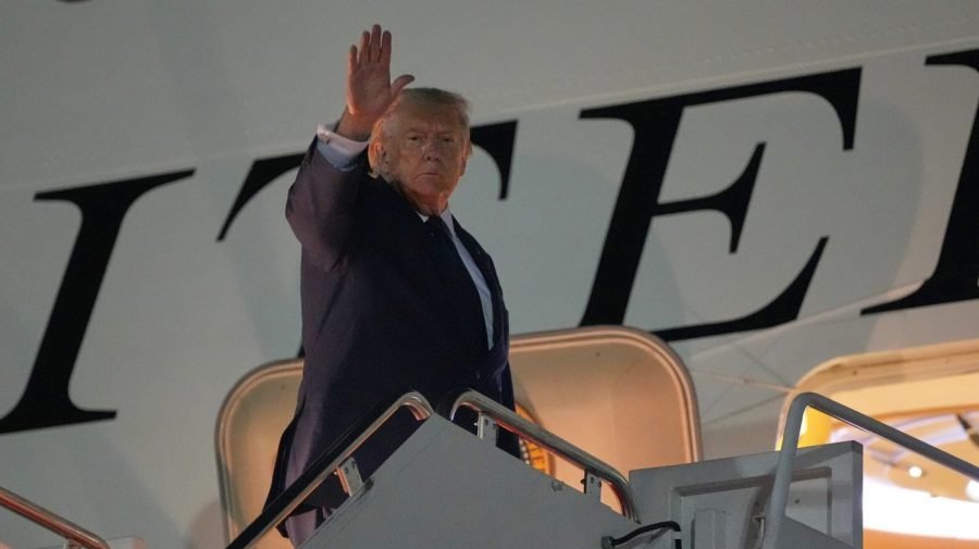 Trump returning to US on old Air Force One amid Iran threats