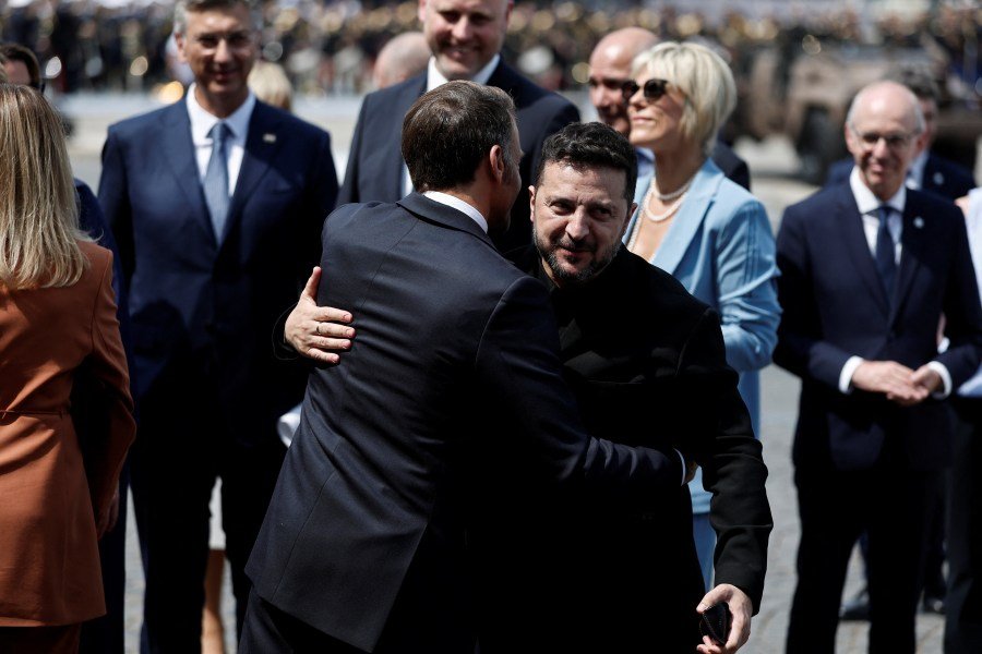 As Putin loses confidence in his military, Ukraine presses harder