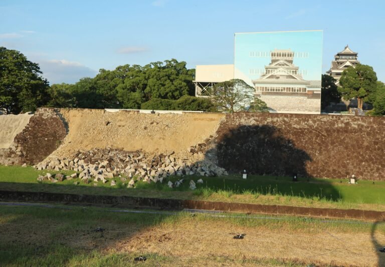Historic Japanese Castle Damaged in 7.1-Magnitude Earthquake