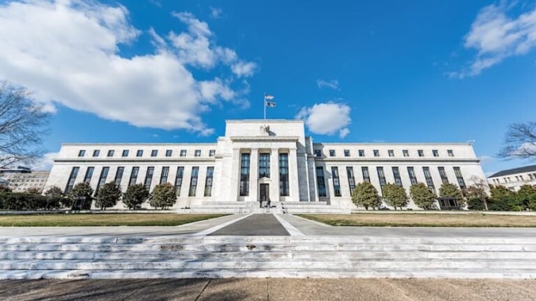 Fed Holds Rates Steady Despite Dissenting Voices 