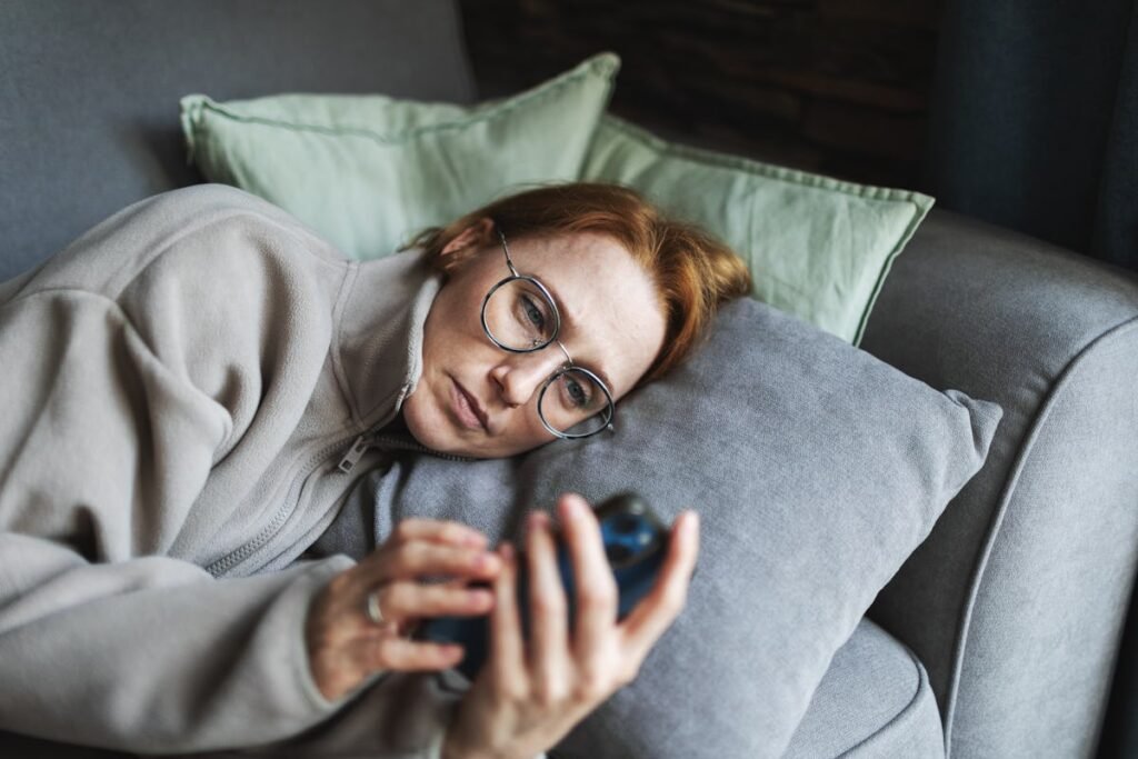What To Text A Struggling Friend, According To Therapists