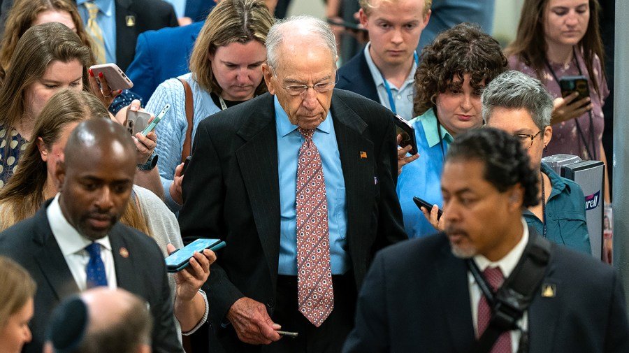Sanders, Grassley reintroduce bill fining Pentagon for audit failures