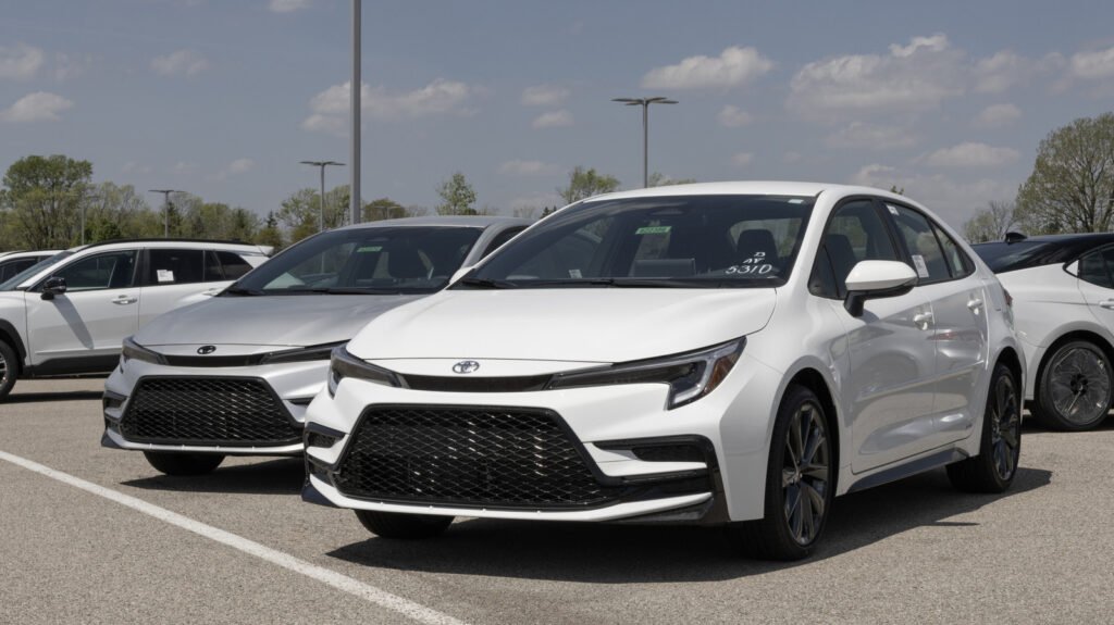 Which New Non-Hybrid Cars Can Exceed 40 MPG?