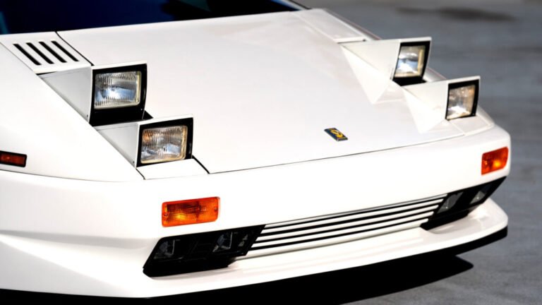 Chrysler Rejected This Lamborghini Design, So It Came Back With 16 Cylinders And 4 Pop-Up Lights