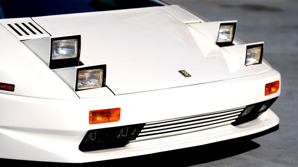 Chrysler Rejected This Lamborghini Design, So It Came Back With 16 Cylinders And 4 Pop-Up Lights