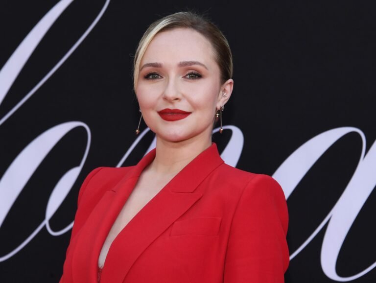 PR pros say Neutrogena botched its response to the Hayden Panettiere backlash. Here's what they think it should do now.