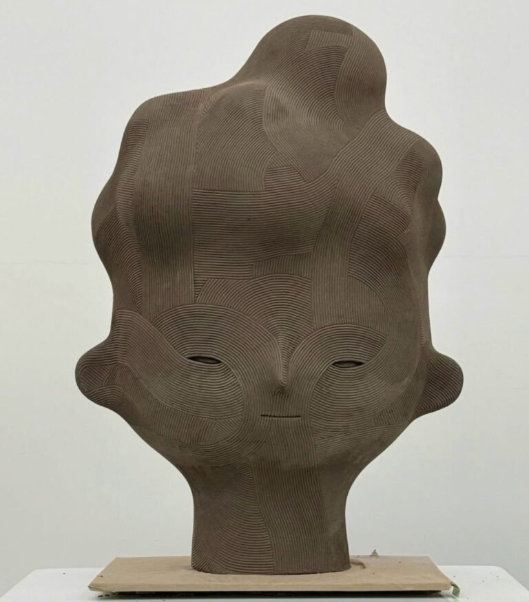 Tiny Faces Surface Amid Sweeping Lines in En Iwamura’s Expressive Sculptures