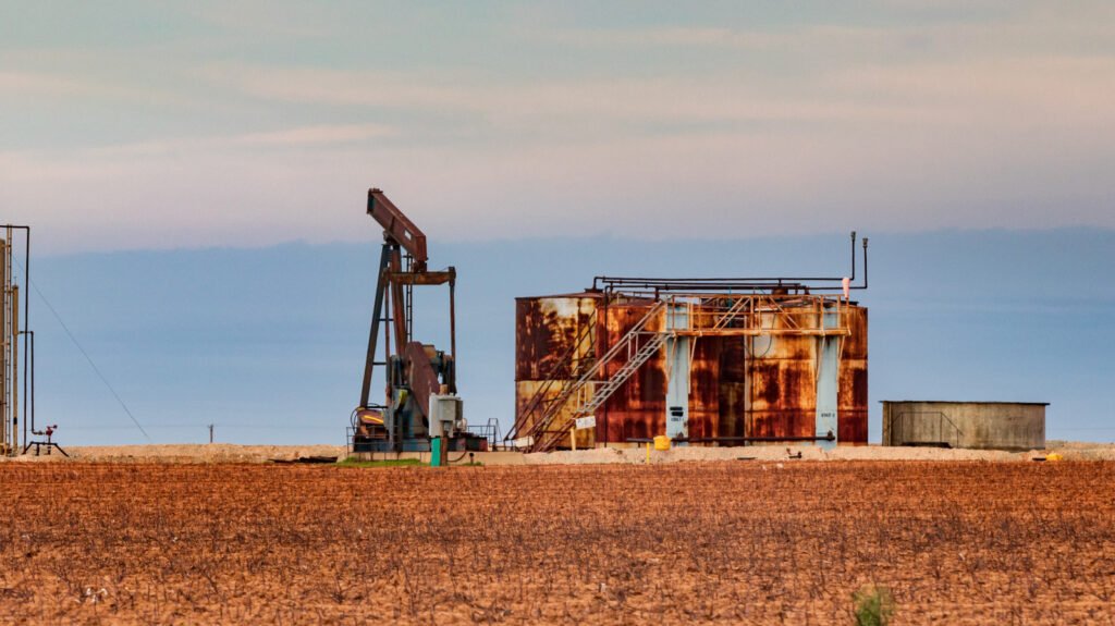 How Oil Companies And Execs Legally Pass Responsibility For Cleaning Up Leaky Drilling Sites To You: Read This